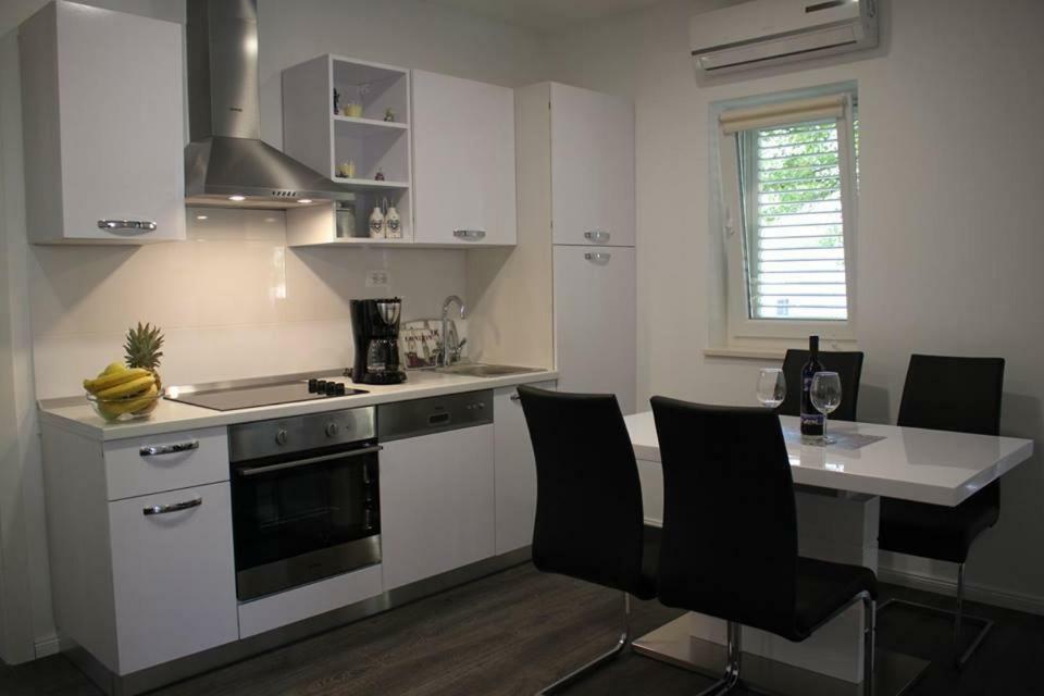 Apartments Holiday Baška Voda المظهر الخارجي الصورة